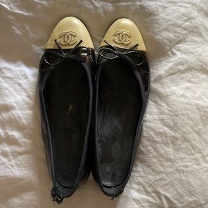 COPY - Chanel black and ivory patent leather ballet flats. Used condition.